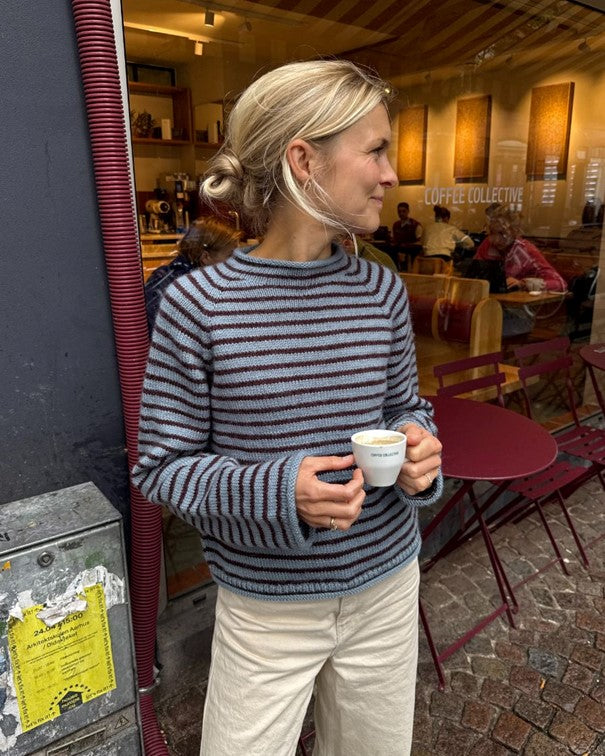 Nya Frankie Sweater från PetiteKnit, mönster och garn finns hos oss...
