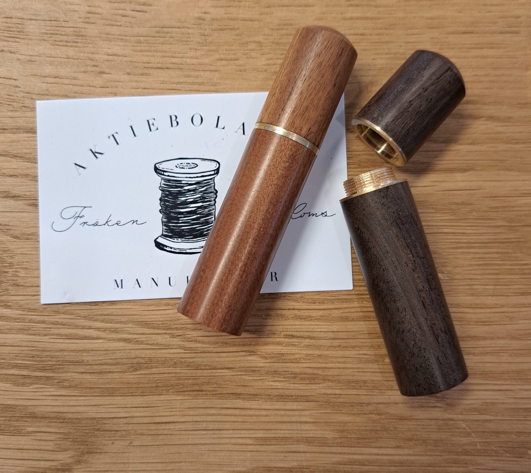 Maskmarkörer Fröken Lindbloms Manufaktur - Nåletui trä ljus - Butik Maglia