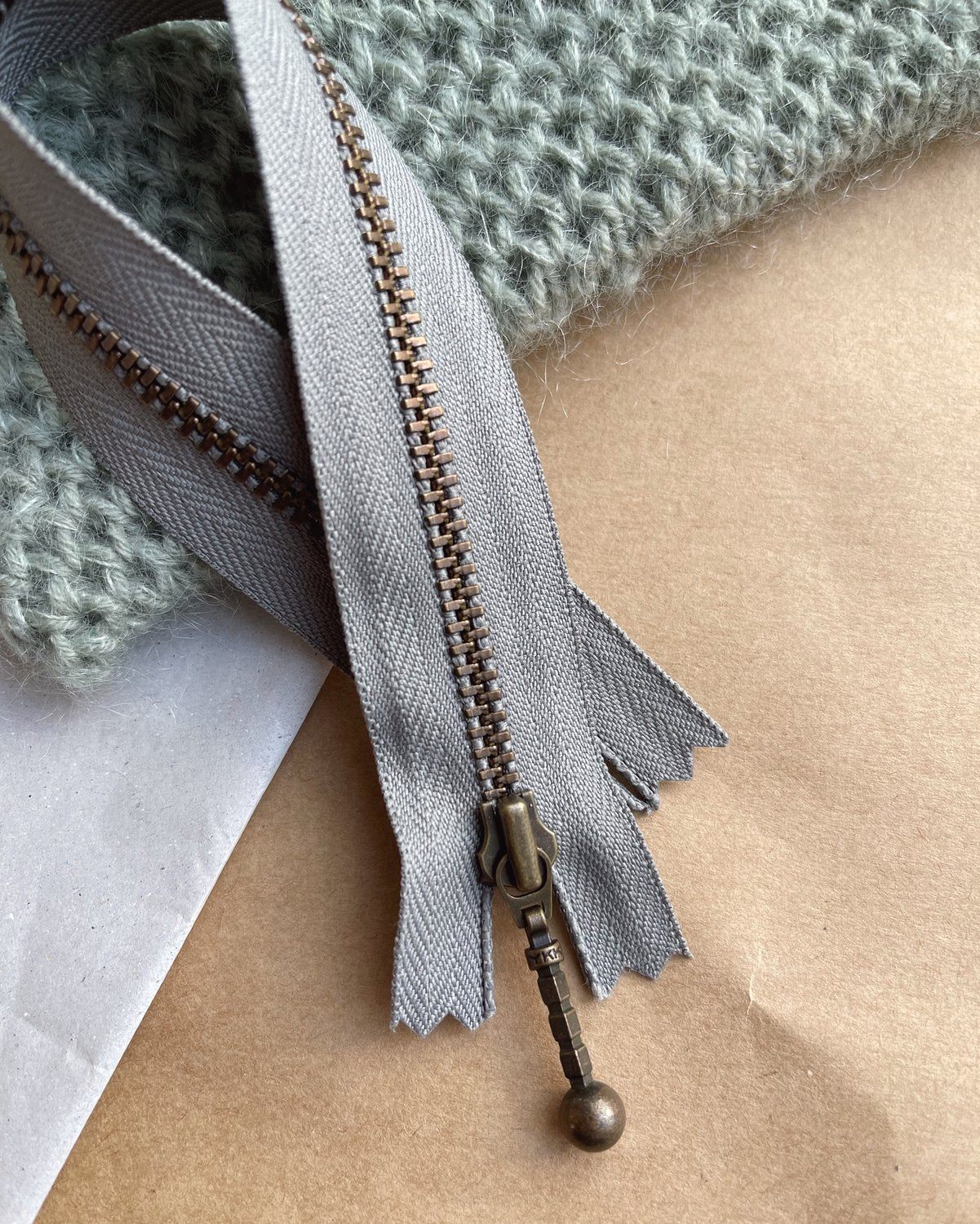 PetiteKnit Blixtlås 23 cm - Flinta - Butik Maglia