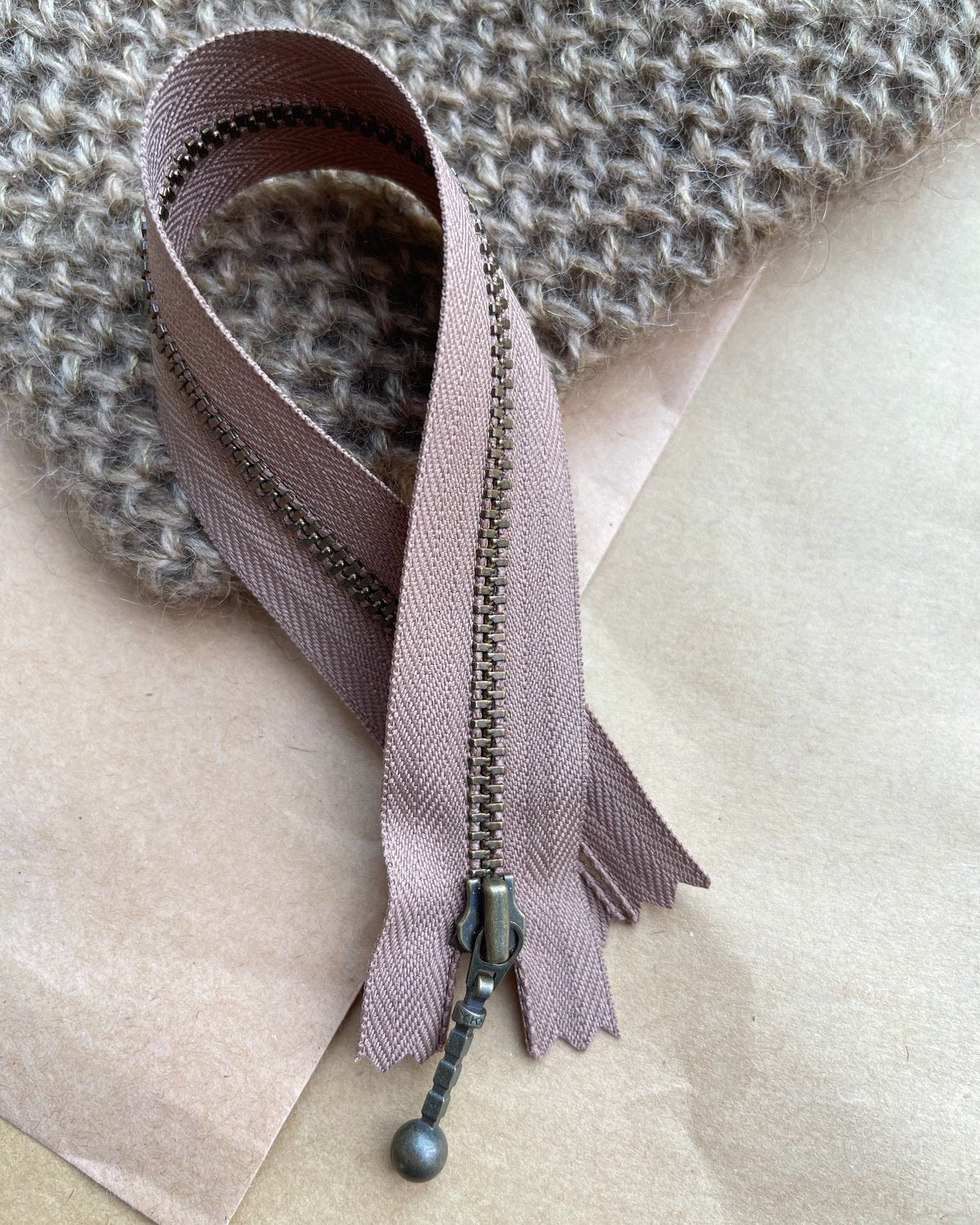 PetiteKnit Blixtlås 23 cm - Hasselnöt - Butik Maglia