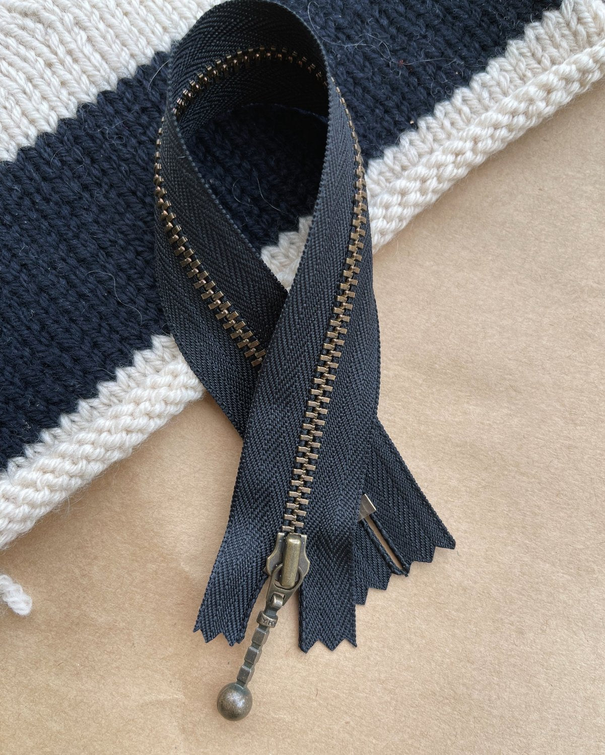 PetiteKnit Blixtlås 23 cm - Svart - Butik Maglia